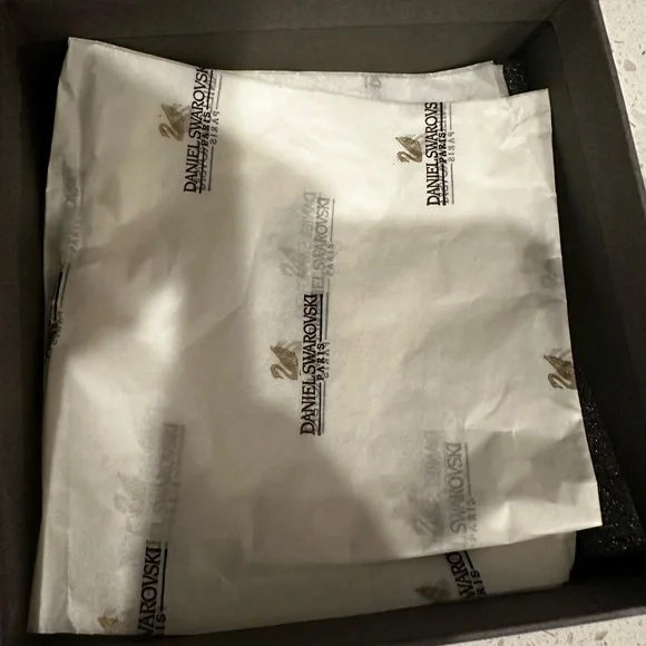 Crystal-Studded Swarovski Black ID Case - Picture 4 of 7